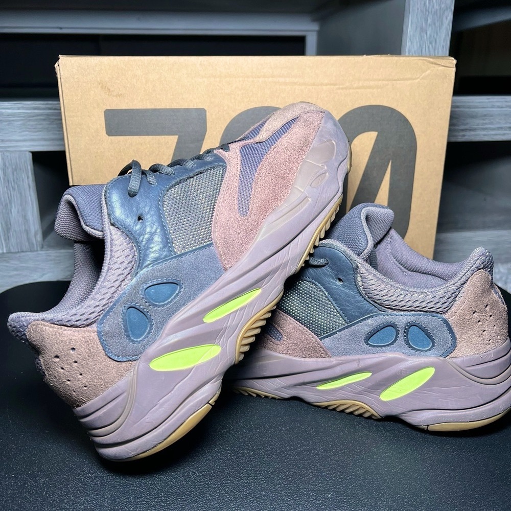Yeezy Boost Adidas 700 Mauve